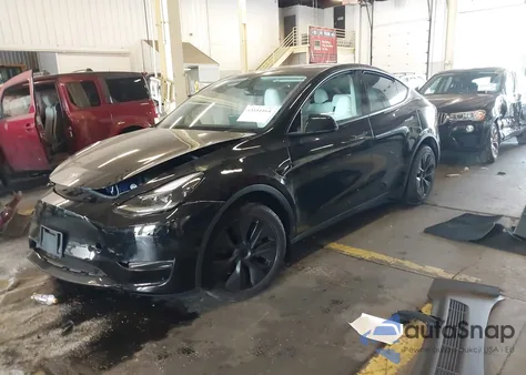 2024 Tesla Model Y Long Range Dual Motor All-Wheel Drive/Rwd z USA, uszkodzony, nr VIN 7SAYGDED6RF155994